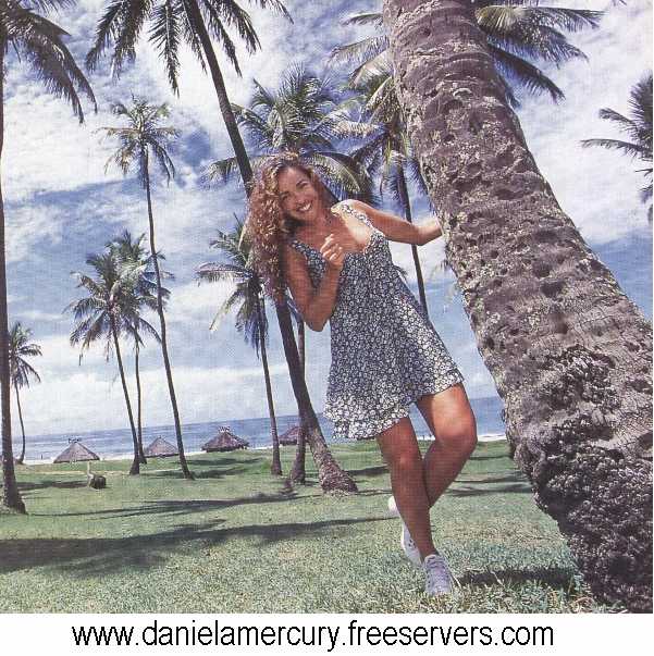Foto de Daniela en una palmera